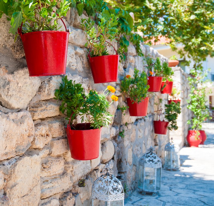 projets-pour-l’extérieur-DIY-jardin-vertical-seaux-rouges