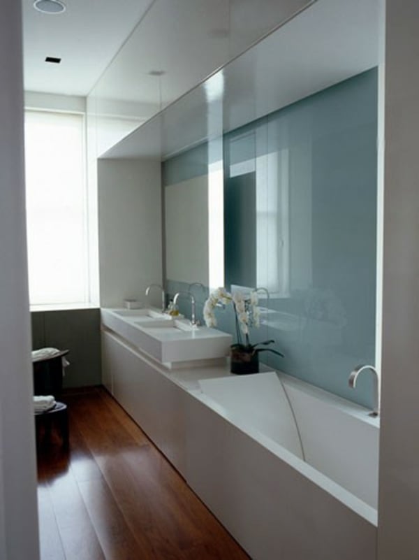 salle de bains avec baignoire revetement-de-sol-en-bois-baignoire-blanc