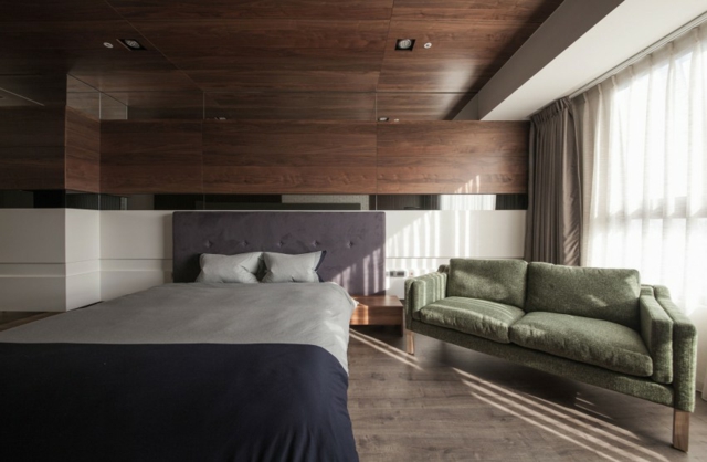 revêtement mural bois-canapé-confortable-grand-lit-parquet-stratifié