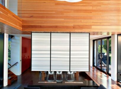 revêtement-mural-bois-plafond-blanc-canapé-cuir