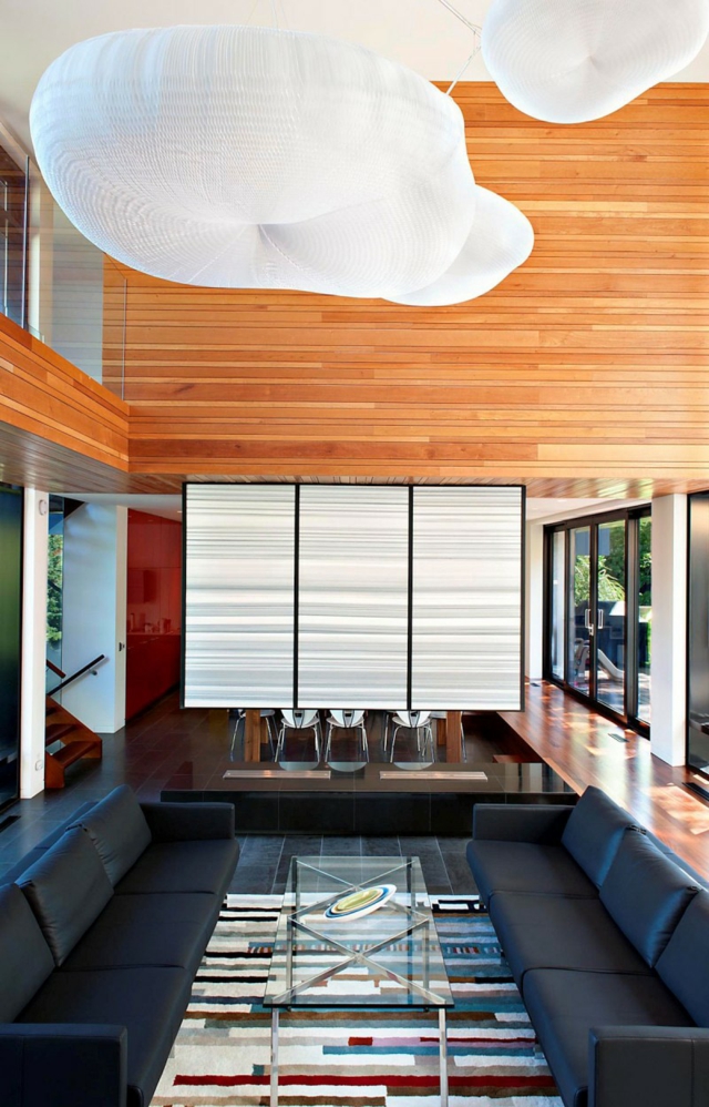 revêtement-mural-bois-plafond-blanc-canapé-cuir