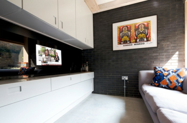 revêtement mural briques-noirs-meubles-blancs-canapé-confortable