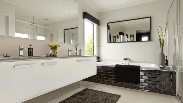 salle-bain-blanc-noir-lignes-droites-revêtement-baignoire-déco-briques-noires