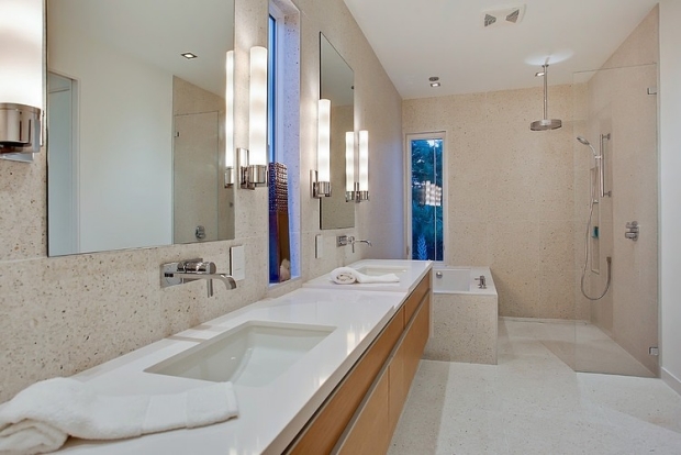 salle-bain-blanche-miroirs-armoires-double-lavabo-douche-encastrée-plafond-effet-pluie