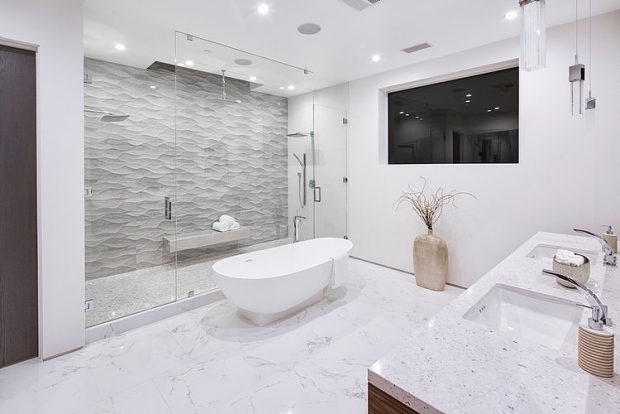 salle-bain-blanche-moderne-cabine-douche-transparente-baignoire-îlot-porcelaine