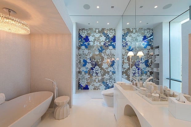 salle-bain-blanche-motifs-floraux-style-moderne-baignoire-îlot-porcelaine