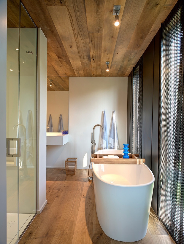 salle-bain-cabine-douche-transparente-baignoire-îlot-ovale-revêtement-bois