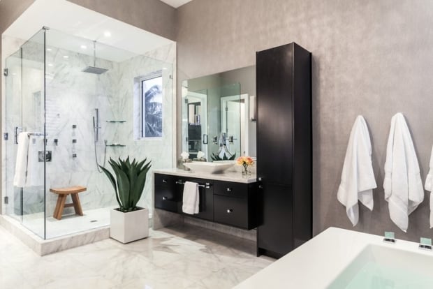 salle-bain-cabine-douche-verre-transparent-douche-encastrée-plafond-effet-pluie