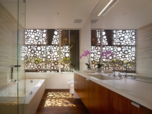 salle-bain-couleurs-naturelles-accent-décoratif-fenêtres