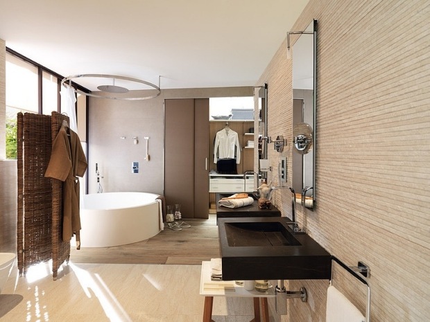 salle-bain-couleurs-neutres-baignoire-douche-combiné-double-lavabo