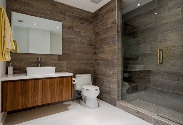 salle-bain-design-épuré-matériaux-naturels-pierre-bois-porcelaine-verre