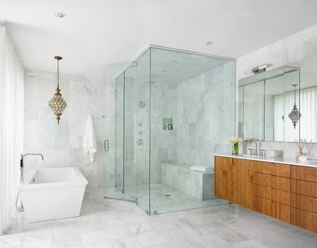 salle-bain-design-bois-marbre-cabine-douche-baigoire-lustre