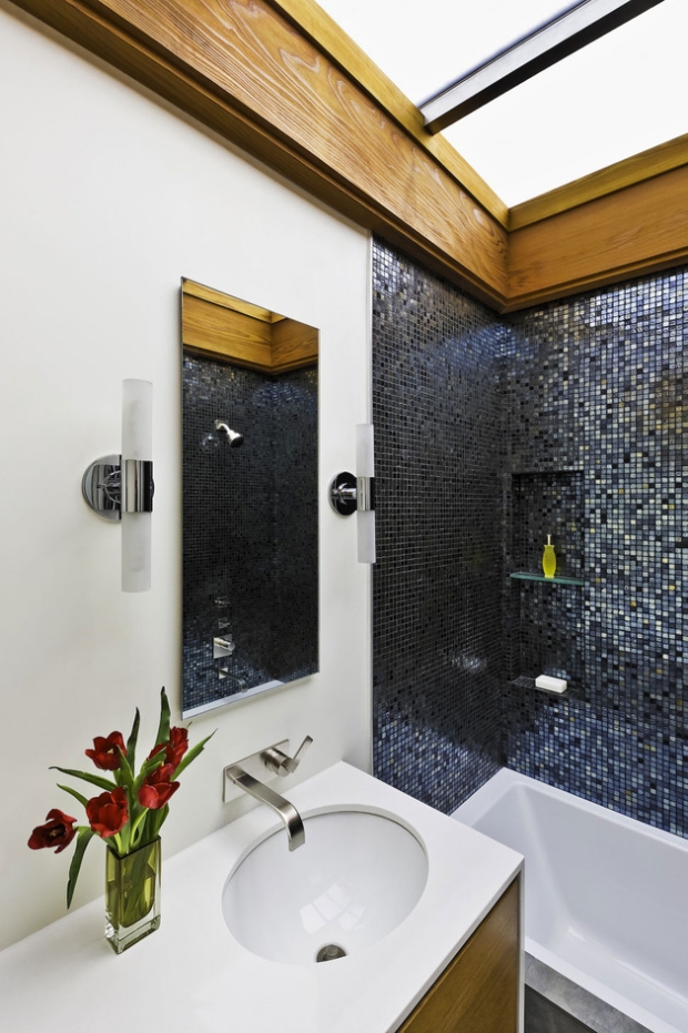 salle-bain-douche-encastrée-mosaïque-murale-bleu-armoire-lavabo-bois