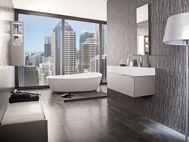 salle-bain-enduit-déco-gris-baignoire-îlot-porcelaine-panorama