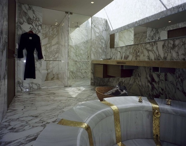 salle-bain-marbre-blanc-douche-encastrée-plafond-effet-pluie