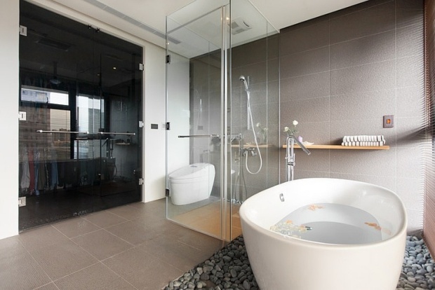salle-bain-matériaux-naturels-galets-bois-clair-carrelage-porcelaine-verre
