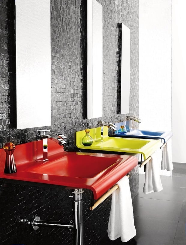 salle-bain-moderne-enduit-relief-noir-accent-style-vintage-éclats-couleurs