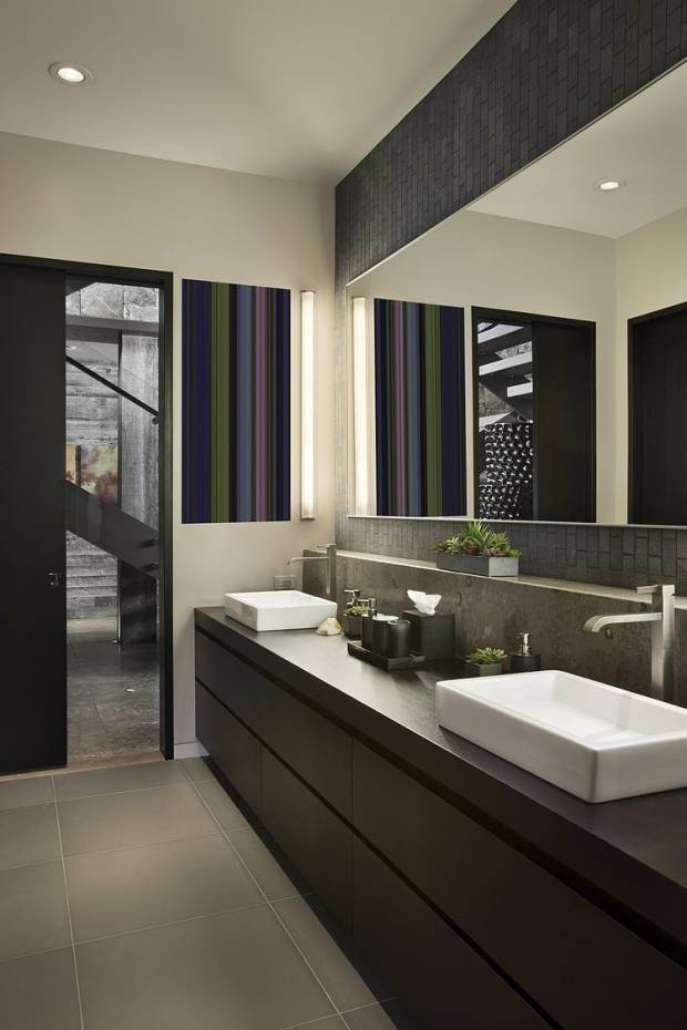 salle-bain-moderne-style-graphique-accent-murale-rayure-verticale