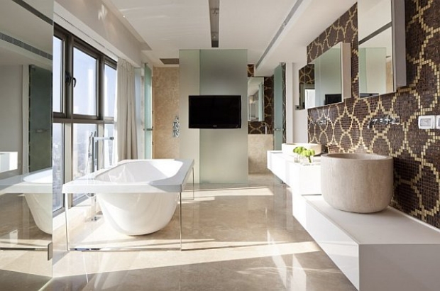 salle-bain-mosaïque-murale-déco-baignoire-ovale-porcelaine-télé-lavabo-vasque