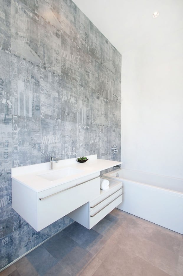 salle-bain-mur-enduit-décoratif-gris-armoires-lavabo-blanches