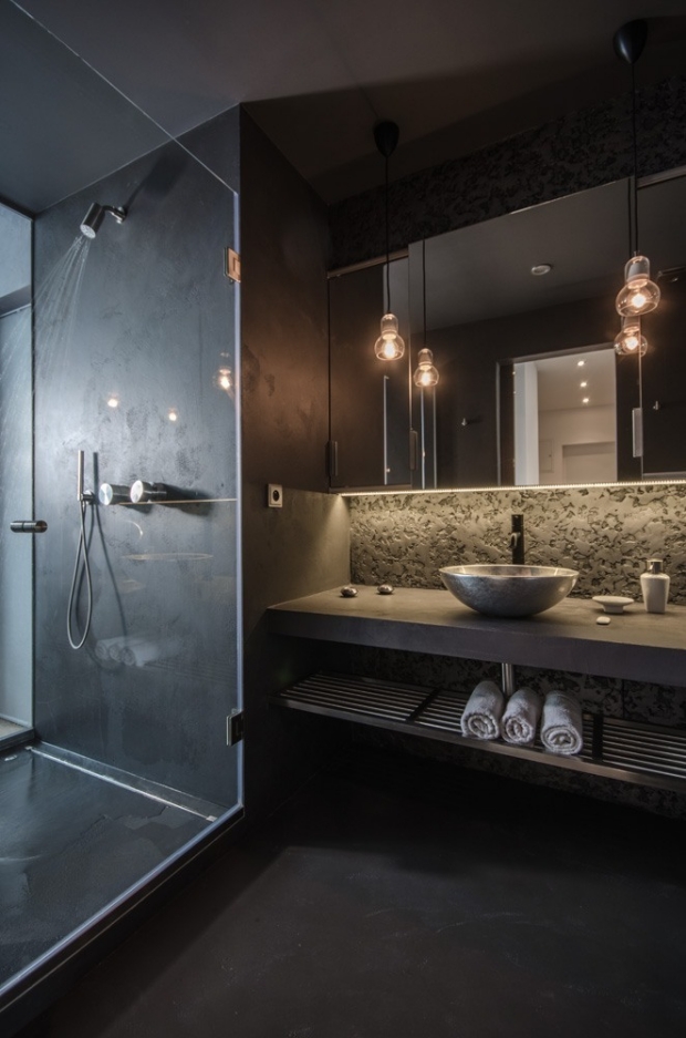 salle-bain-murs-noirs-douche-encastrée-vasque-lampes-suspendues