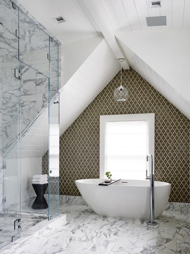 salle-bain-sous-combles-baignoire-îlot-cabine-douche-verre-déco-murale