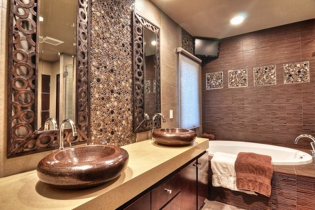 salle-bain-style-exotique-matériaux-naturels-bois-orné