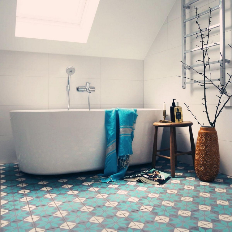 salle-bains combles carrelage-imitation-carreaux-ciment-baignoire-ilot-ovale