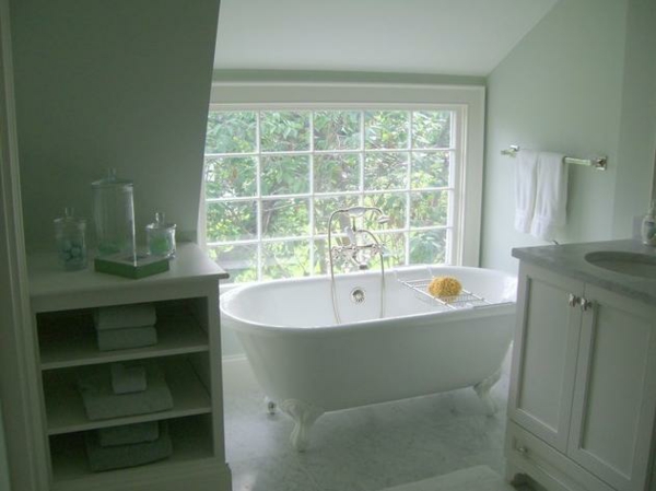 salle-bains-fenêtre-baignoire-blanche-étagère salle de bains sous les combles