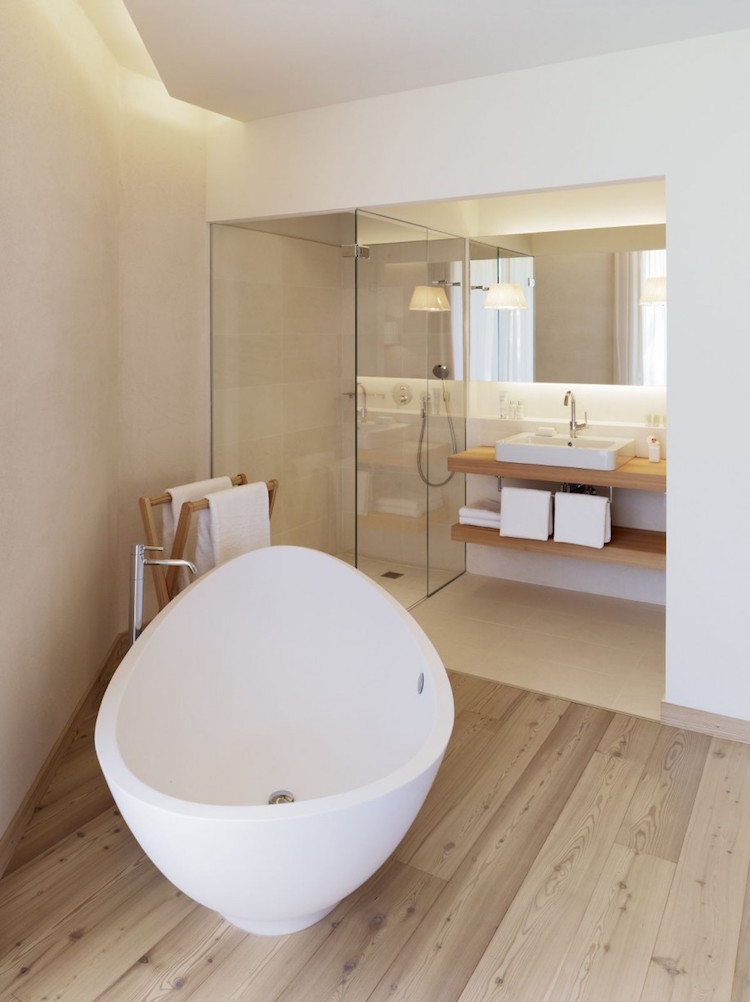 salle-de-bains-avec-baignoire-îlot-ovale-plancher-bois