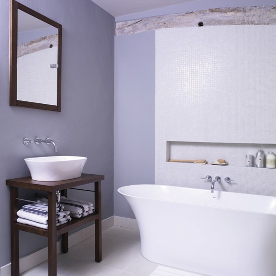 salle de bains moderne baignoire-blanche-évier-bois-miroir-rectangulaire