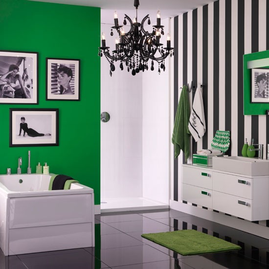 salle de bains moderne couleur-vert-rayures-murales-lustre-luxe