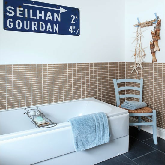 salle-de-bains-moderne-déco-murale-baignoire-blanche-sol-carreaux-noirs