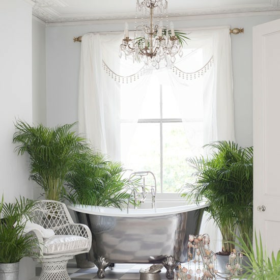 salle de bains moderne lustre-cristal-luxe-plantes-exotiques