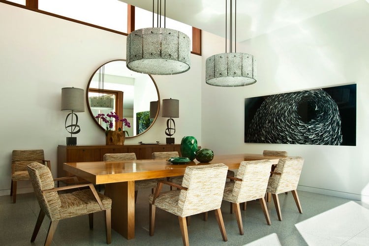 salle à manger moderne -table-bois-massif-chaises-tapissees-miroir-rond