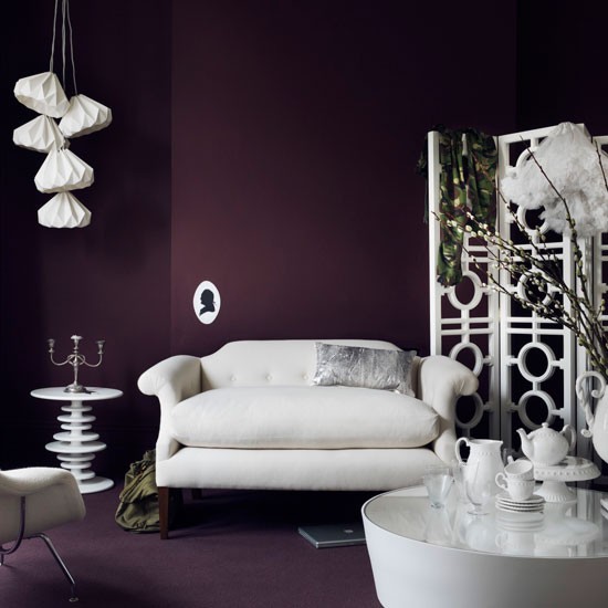 salon-design-fusion-styles-vintage-couleurs-modernes-blanc-aubergine