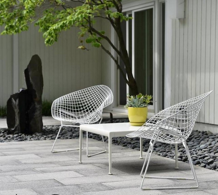 salon-jardin-métal-peint-blanc-chaises-ajourées-design-moderne