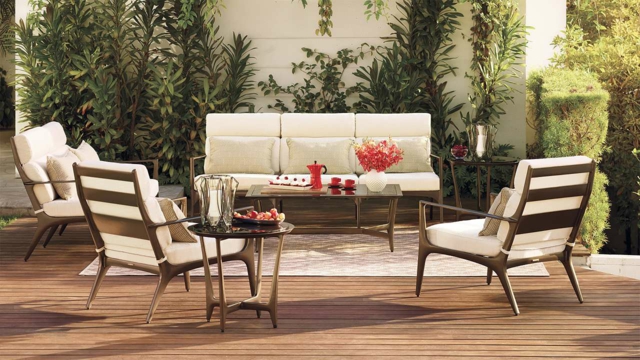 salon-jardin-patio-ensemble-canapé-chaises-table-basse-bois-tapisserie-blanche