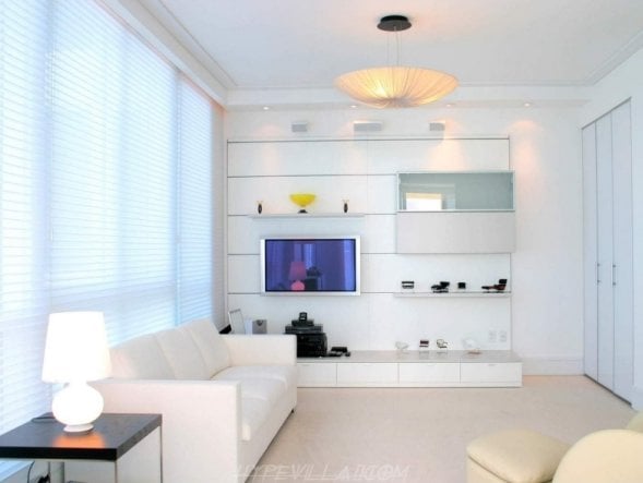 salon-moderne-blanc-meuble-rangement-écran-plasma