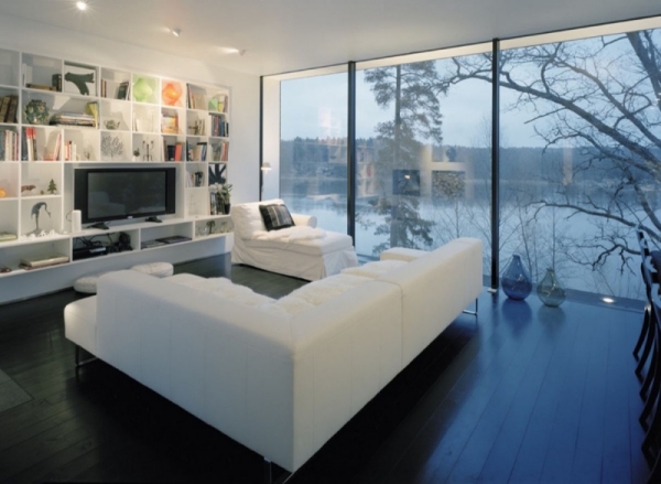 salon-moderne-blanc-sofa-fauteuil-écran-plasma-étagère moderne salon blanc
