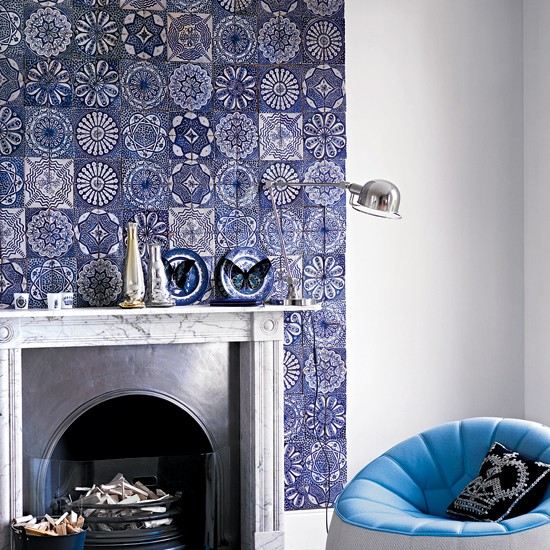 salon-moderne-déco-murale-cheminée-marocaine-bleu