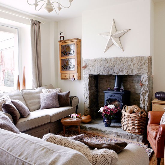 salon-style-campagnard-blanc-gris-cheminée-pierre-étoile-déco