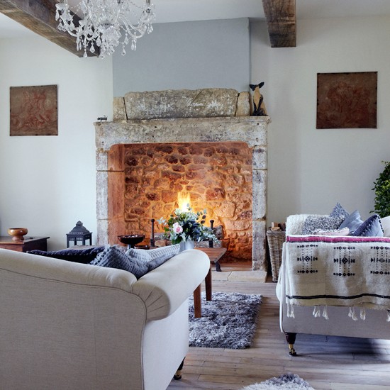 salon-style-campagnard-cheminée-pierre-poutres-bois-couleurs-claires