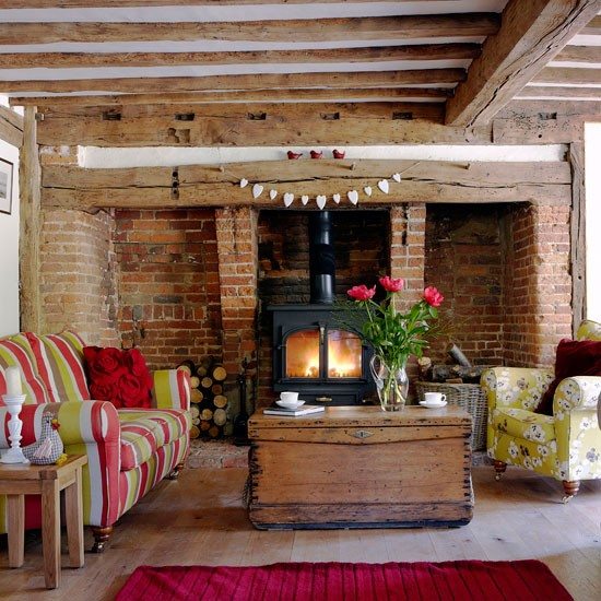 salon-style-campagnard-poutres-bois-cheminée-briques