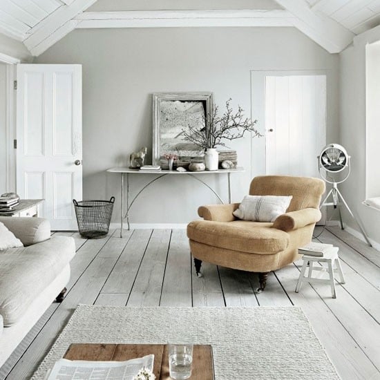 salon-style-campagnard-ultramoderne-blanc-plafond-double-pente-poutres