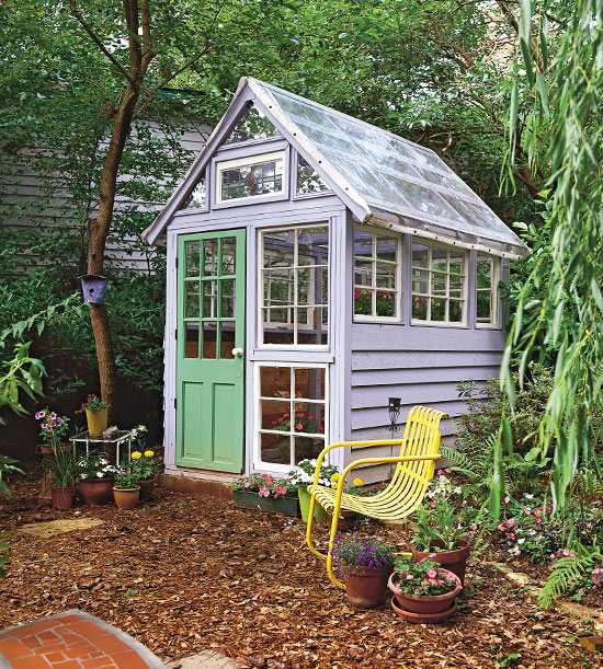 serre de jardin matériaux-récupération-maisonnette-mignonne-fenetres