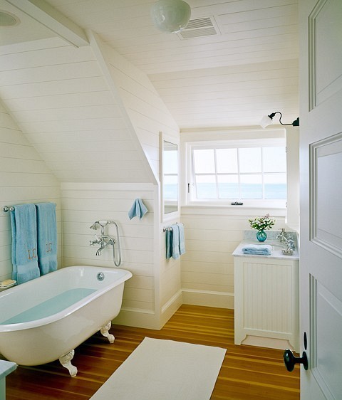 sous-combles-parquet-baignoire-murs-blancs salle de bains sous les combles