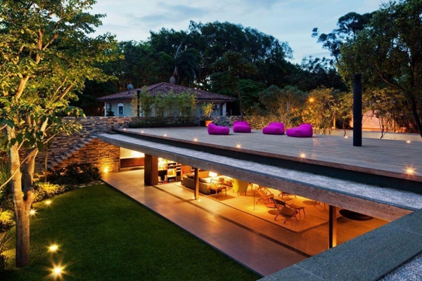 spacieuse terrasse  sur  toit moderne