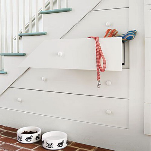 stockage-espace-tiroirs-blancs-bois espace de stockage sous l'escalier