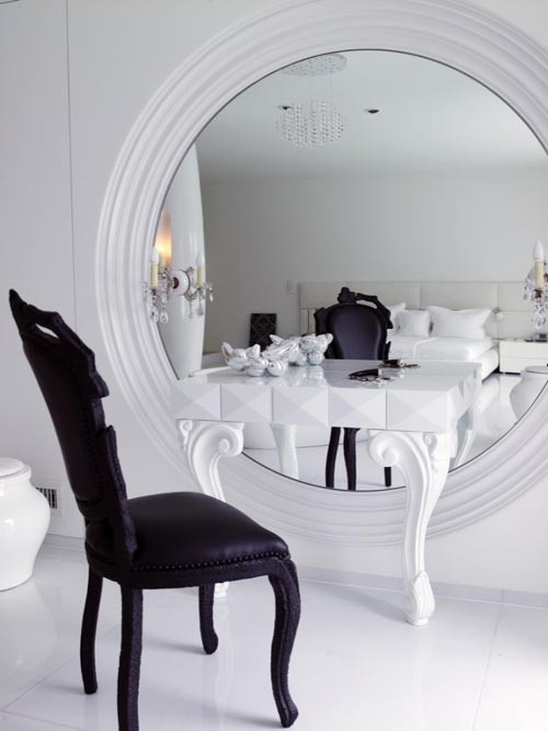 table de toilette moderne grand-miroir-rond-chaise-noire